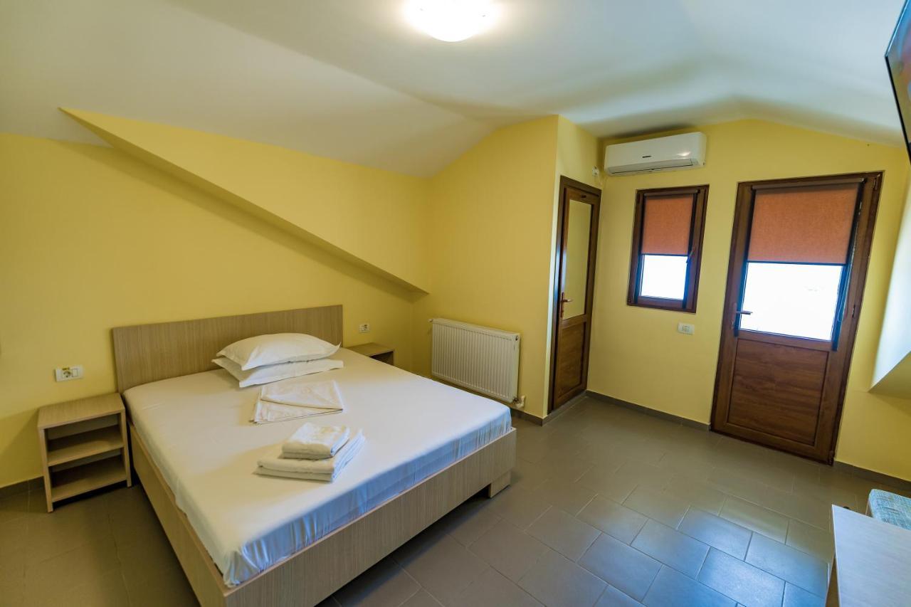Hotel Micul Golf Două Mai Zewnętrze zdjęcie